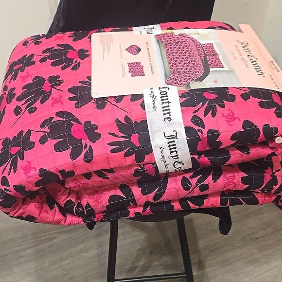 Juicy Couture Home JC Logo Floral 3-PC Reversible Quilt Set- Full/Queen - Picture 5 of 7